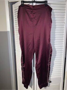 Jordyn Woods for boohoo Plus Size Women’s Satin Jogger Pants